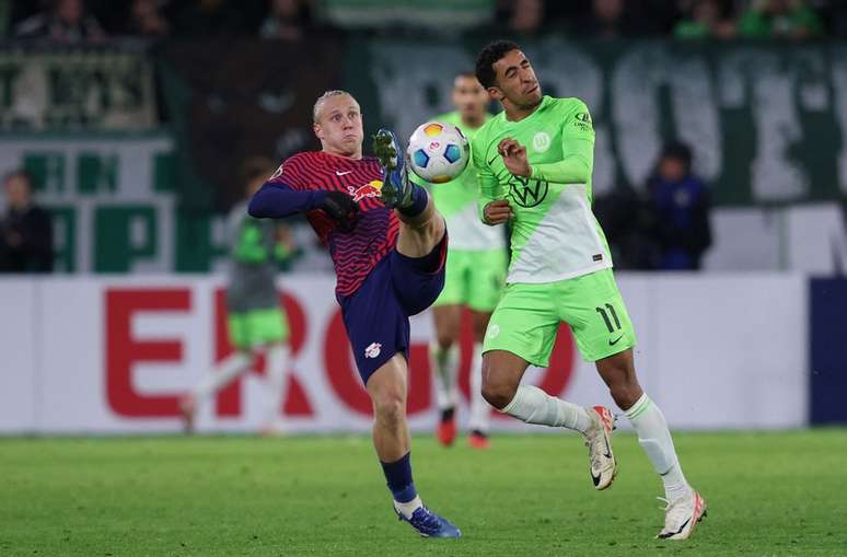 Jogadores de Wolfsburg e RB Leipzig em disputa de bola pela segunda fase da Copa da Alemanha –