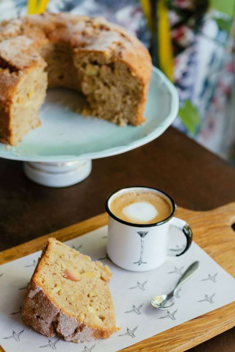 Pingado da Padoca do Man&iacute;, acompanhado de bolo feito na casa
