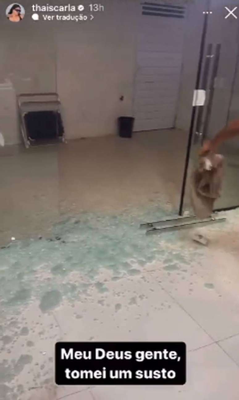 Thais Carla showed a shattered glass door after it broke next to her youngest daughter. Thais Carla showed a shattered glass door after it broke next to her youngest daughter.