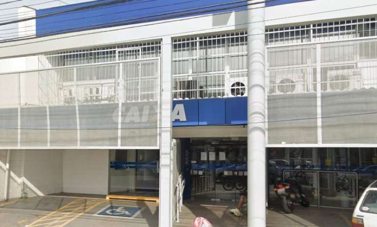 The bank branch is the target of the invasion in Azenha
