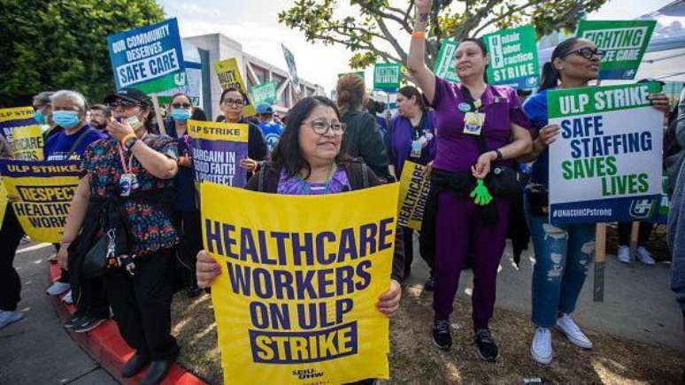 profissionais de saúde marcham em greve
