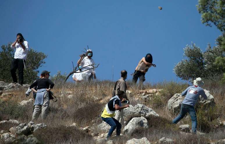 Vários ataques de colonos a agricultores palestinos foram relatados na cidade de Yitzhar