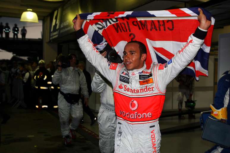 Lewis Hamilton comemorando o t&iacute;tulo