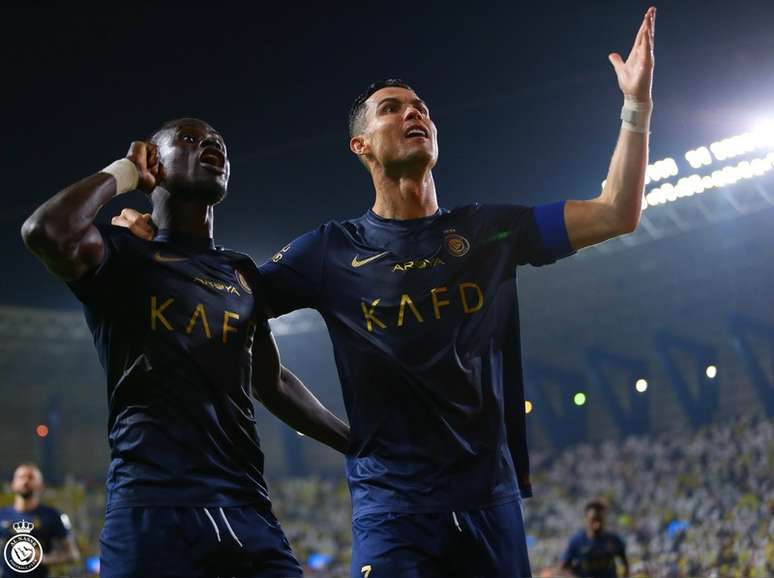 Cristiano Ronaldo e Sadio Mané comemoram gol da vitória do Al-Nassr, marcado pelo senegalês –