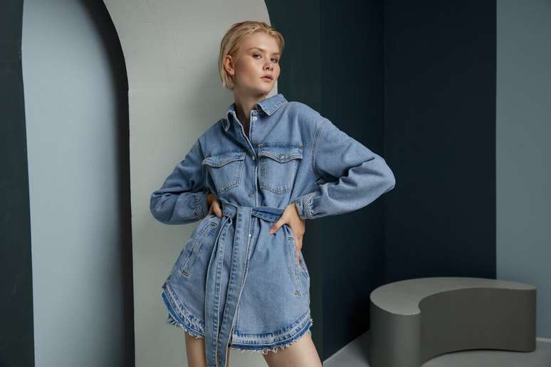 Modelagens diversificadas, como o vestido jeans, garantem um look descontra&iacute;do 