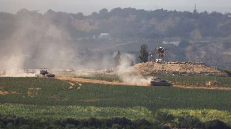 Tanques israelenses na Faixa de Gaza em foto de segunda-feira (30/10)