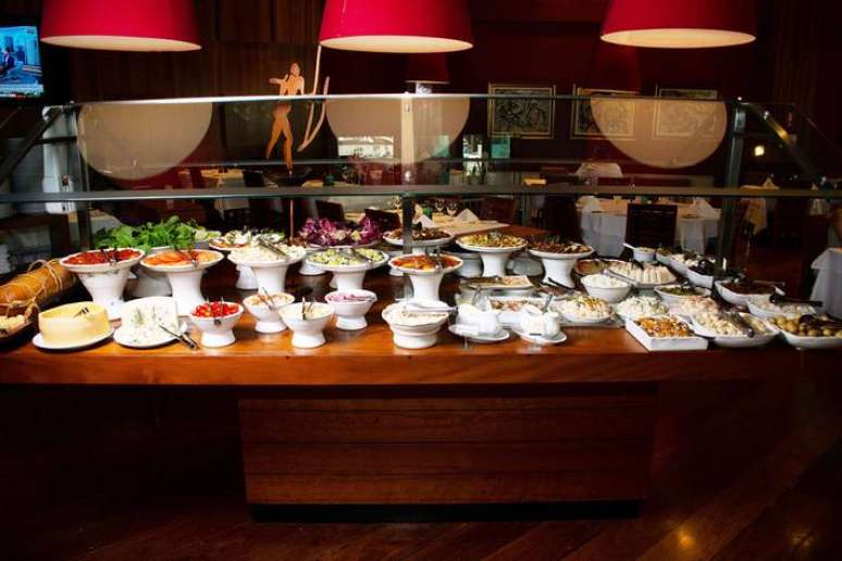 Especializado em carnes, o Barbacoa tamb&eacute;m tem um grandioso buffet de saladas.