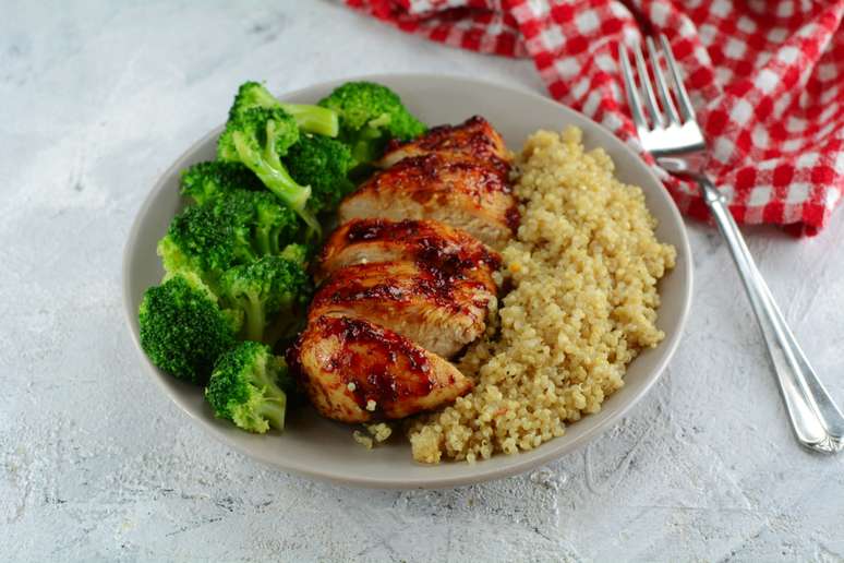 Quinoa com frango e brócolis 