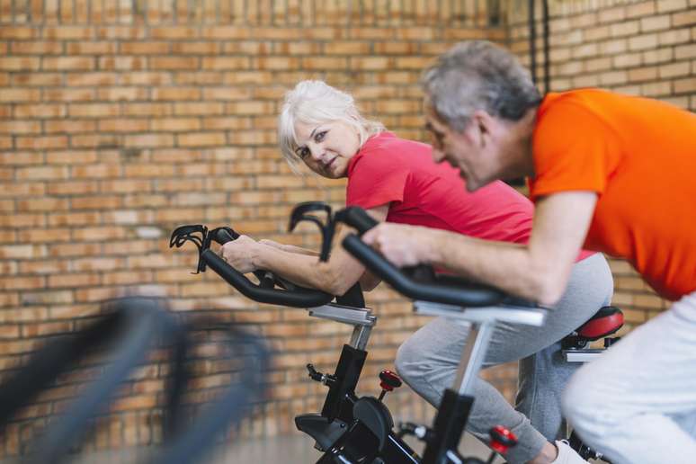 Veja os benefícios da bike indoor para idosos