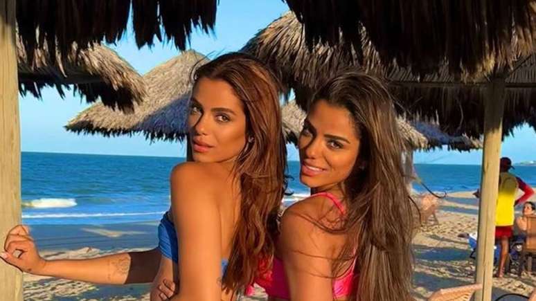 After the controversy, Key Alves appears with her sister on the beach and causes a stir
