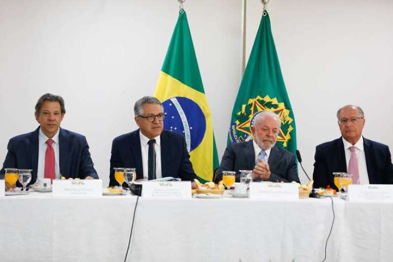 Lula se reuniu com líderes na manhã do dia 31 de outubro, no Palácio do Planalto. Na foto, os ministros Fernando Haddad (Fazenda) Alexandre Padilha (Relações Institucionais), o presidente Lula e o vice-presidente Geraldo Alckmin