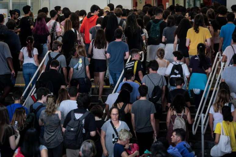Estudantes chegam ao local de prova para o Enem, em São Paulo