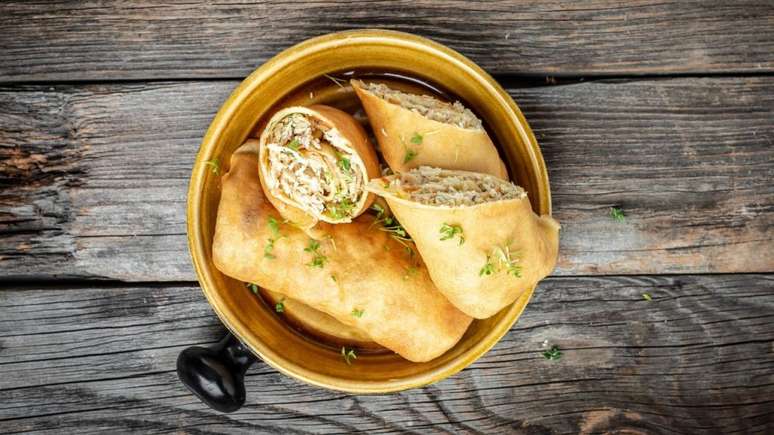 Panqueca de abóbora recehada com frango desfiado, uma das receitas com abóbora para o Halloween