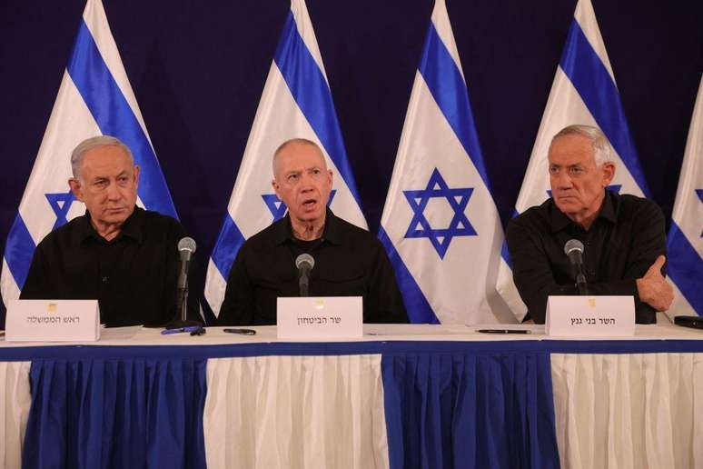 Os três principais membros do novo gabinete de guerra de Israel: primeiro-ministro Benjamin Netanyahu (esq.), ministro da Defesa Yoav Gallant e ministro e líder da oposição Benny Gantz
