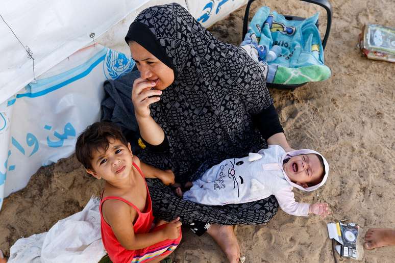 Família de refugiados palestinos que fugiram do norte de Gaza.