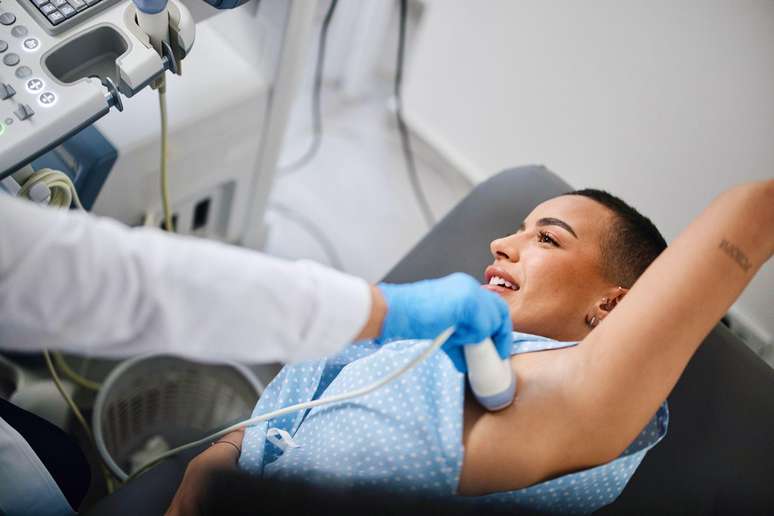 mulher jovem fazendo rastreamento de câncer de mama