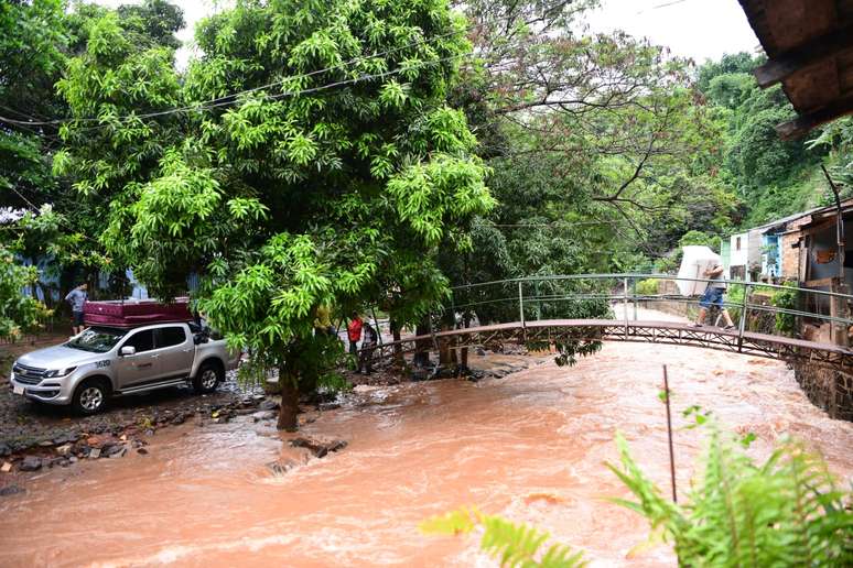 O aumento do volume dos Rios Iguaçu e Paraná, devido às chuvas intensas na região da fronteira do Brasil com o Paraguai e a Argentina, causaram inundações