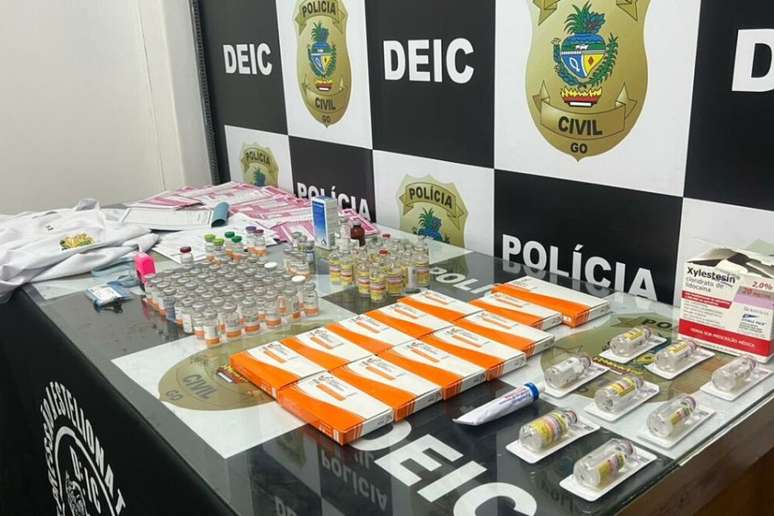 Polícia apreendeu diversos itens utilizados pela falsa médica, incluindo anabolizantes