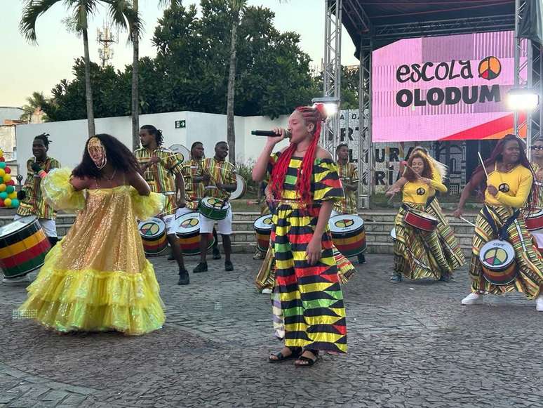 Alunas de canto e dança fazem performance na festa de aniversário dos 40 anos da Escola Olodum, em Salvador