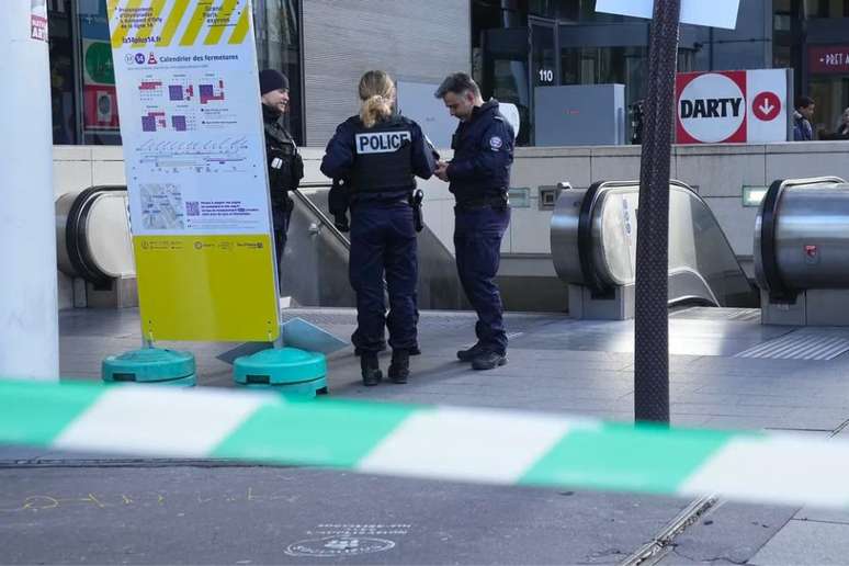 Policiais atiraram contra mulher no metrô de Paris