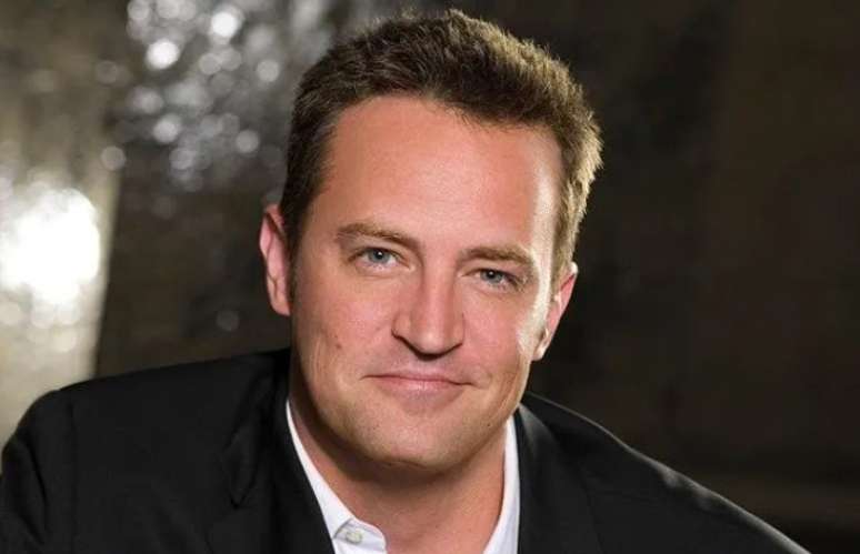 Ex-noiva de Matthew Perry se pronuncia sobre a morte do ator. Veja