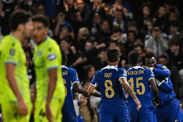 Benoit Badiashile, encoberto, é celebrado pelos companheiros do Chelsea após fazer o primeiro gol do seu time sobre o Blackburn 