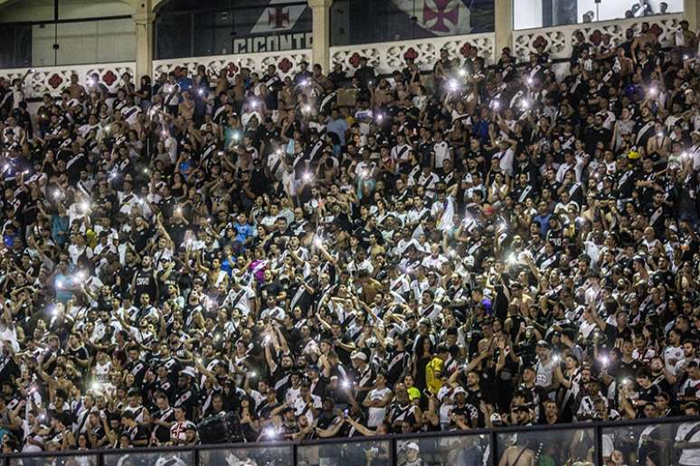 Botafogo x Vasco tem 30 mil ingressos vendidos; torcedores formam