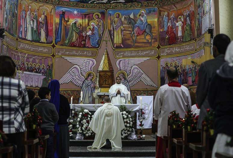 Fiéis participam de missa de Natal na Igreja Católica da Sagrada Família, na cidade de Gaza, em 24 de dezembro de 2018