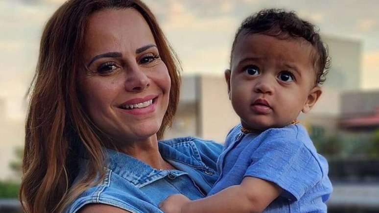 Viviane Araújo e o filho.