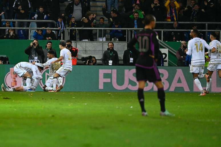 Jogadores do Saarbrücken comemoram o gol de  Sontheimer na vitória histórica que eliminou o Bayern da Copa da Alemanha –