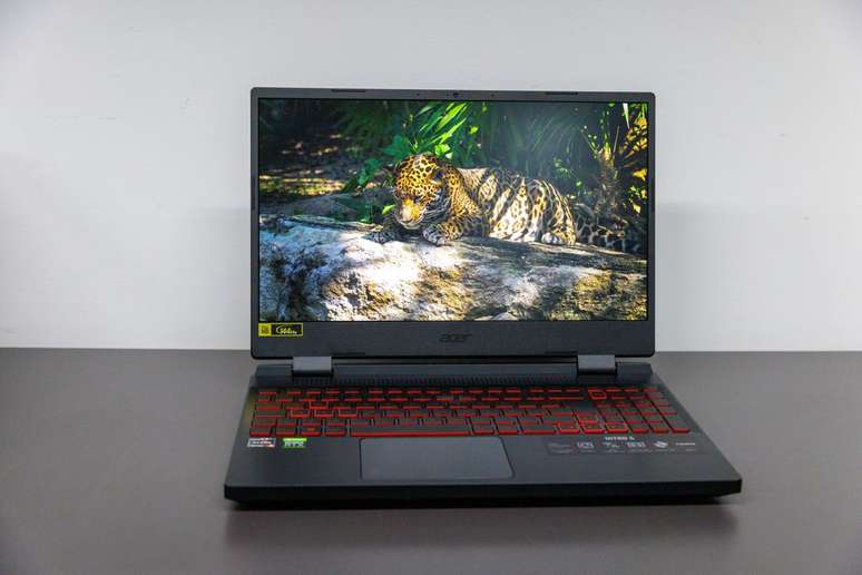 Tela IPS LCD do Acer Nitro 5 AN515 com Ryzen 5 e RTX 3050. (Imagem: Ivo Meneghel/Canaltech)