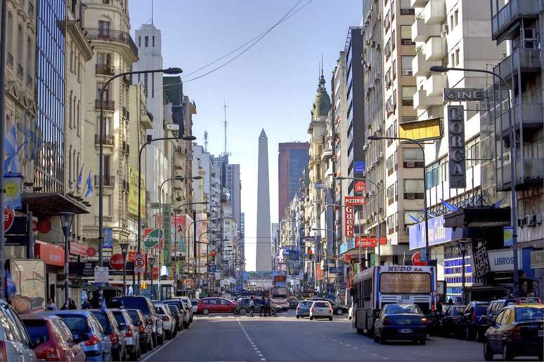 Avenida Corrientes, em Buenos Aires: basta o RG para aproveitar o melhor da capital portenha