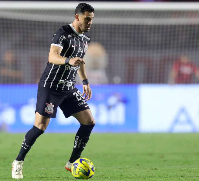 Giuliano ganha sobrevida no Corinthians com a chegada de Mano –