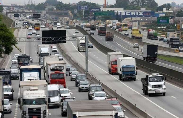 Trânsito na via Dutra, que liga São Paulo ao Rio de Janeiro: cerca de 1 milhão de veículos devem trafegar pelas estradas paulistas no feriado de Finados, estima governo do Estado