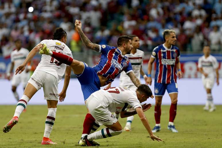 Goiás vence Coritiba e respira na luta contra o rebaixamento no