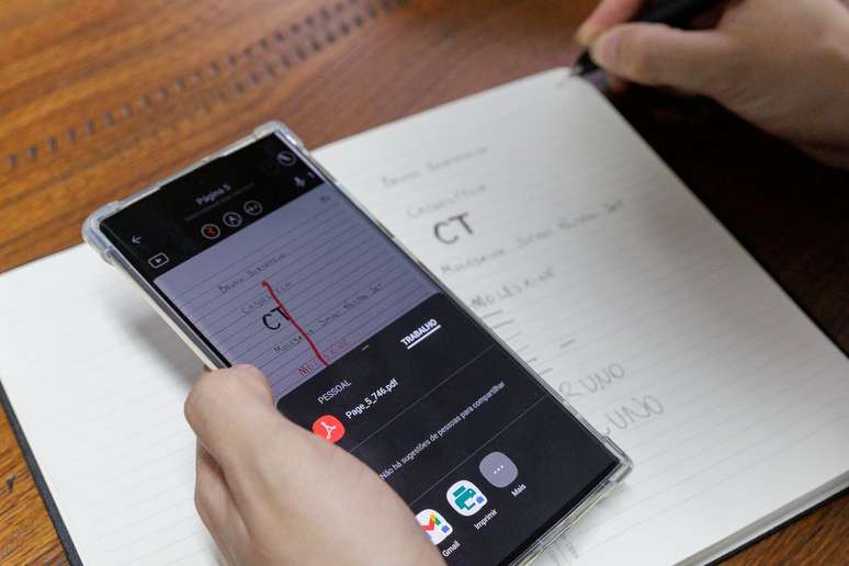 Moleskine Smart Writing Set é um caderno físico que transfere as anotações para um app no celular (Imagem: Ivo Meneghel Jr/Canaltech)