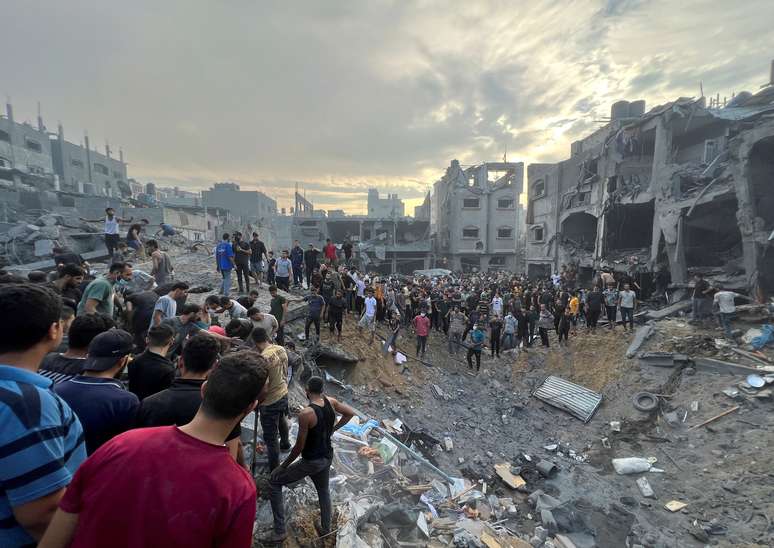 Palestinos procuram vítimas após ataque israelense a campo de refugiados de Jabalia