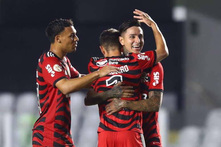 Jogadores do Flamengo ganham versão feminina; veja fotos