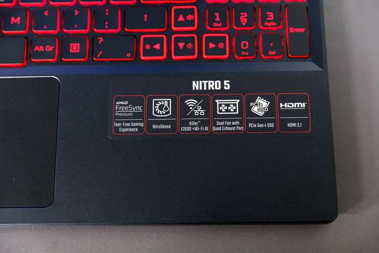 Algumas caracterísiticas do Acer Nitro 5 AN515 com Ryzen 5 e RTX 3050. (Imagem: Ivo Meneghel/Canaltech)