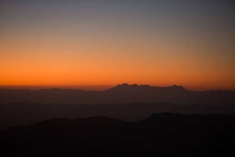 P&ocirc;r-do-sol visto do alto da Pedra da Macela
