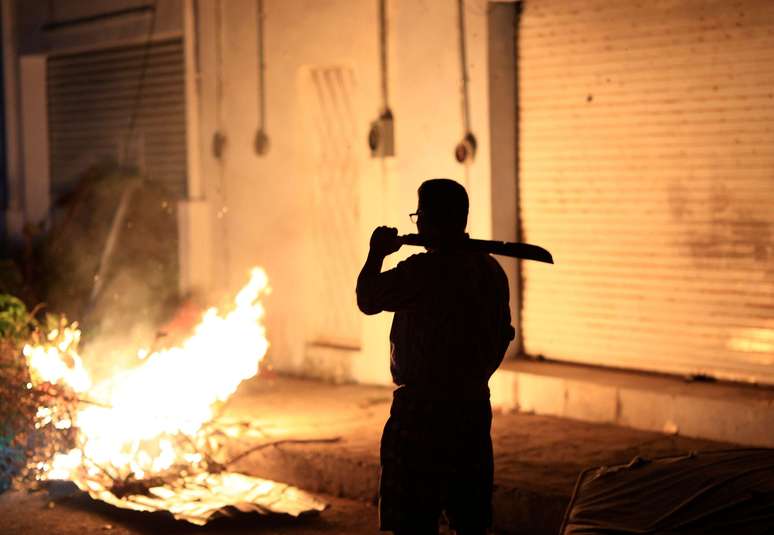 Vizinhos ficam de guarda para evitar saques