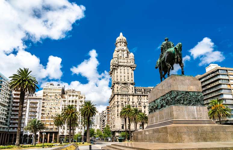 Plaza Independencia: o monumento dedicado ao General Artigas e, ao fundo, o Palácio Salvo