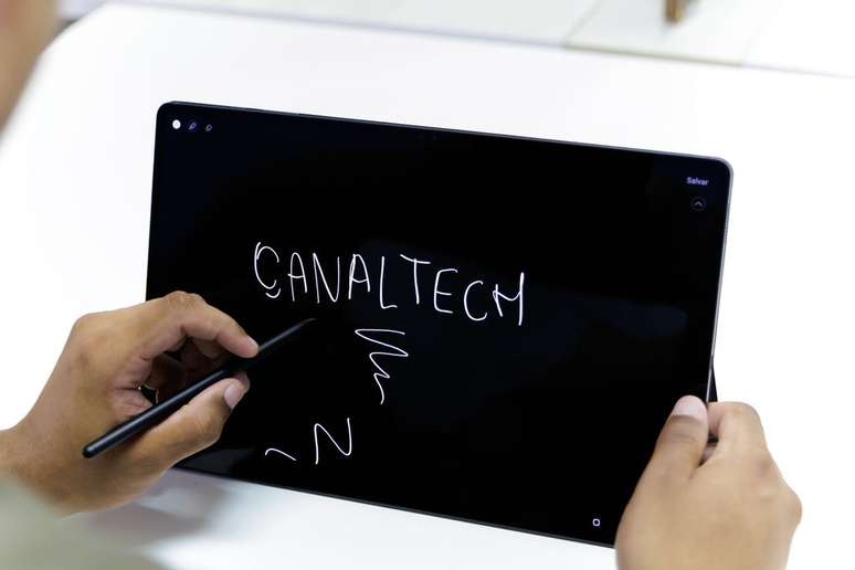 Tablets com canetas digitais também são ótimas opções para escrever (Imagem: Ivo Meneghel Jr/Canaltech)