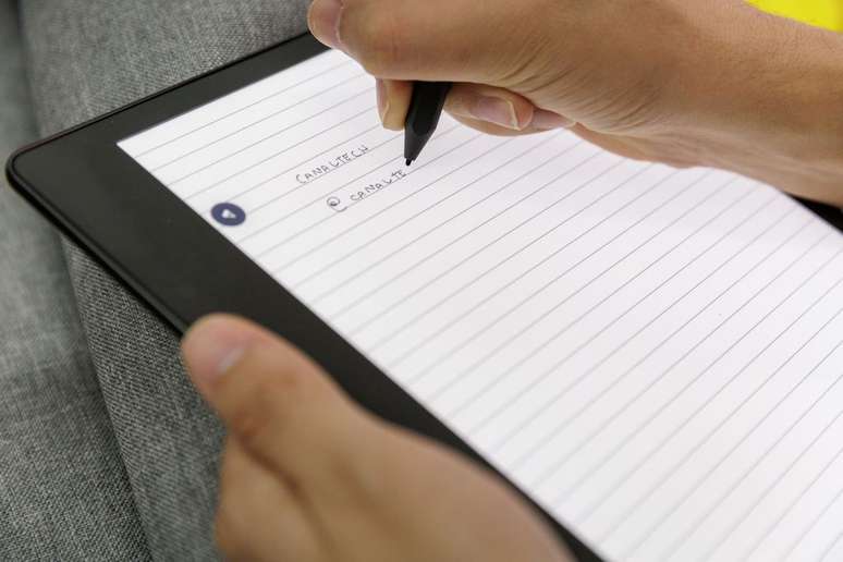 Kindle Scribe é uma ótima opção para já fazer as anotações de forma digital (Imagem: Ivo Meneghel Jr/Canaltech)