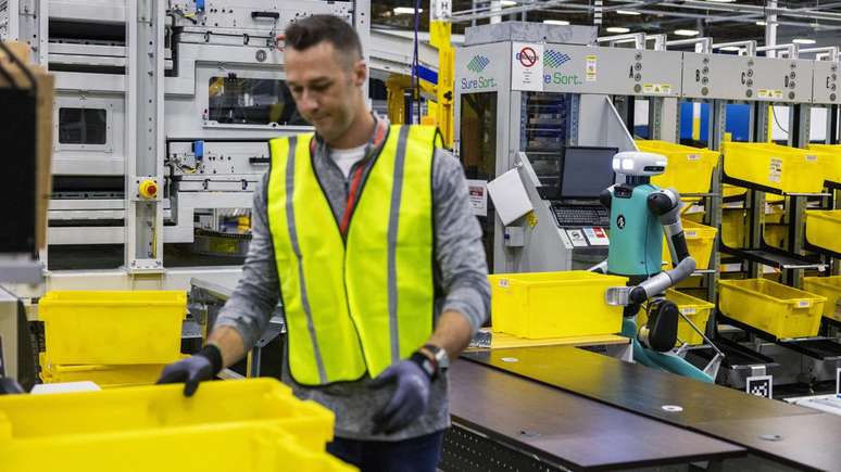 Amazon está usando robôs humanoides para trabalhos em depósitos
