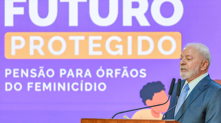 O presidente Luiz Inácio Lula da Silva sancionou, nesta terça-feira (31), projeto de lei que prevê pagamento de pensão especial a filhos de vítimas de feminicídio