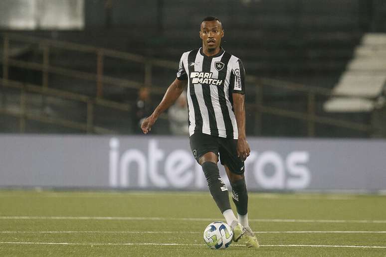 Marlon Freitas é um dos suspensos do Botafogo para o clássico contra o Vasco –