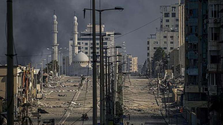 Ruas desertas e destruídas na Cidade de Gaza nesta quinta-feira (02)