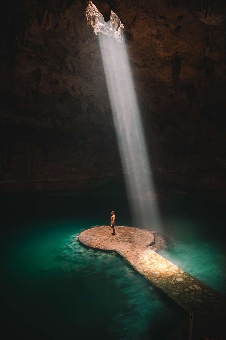 No cenote Suyt&uacute;n, quase todo fechado, apenas uma fresta de luz entra por um buraco no teto
