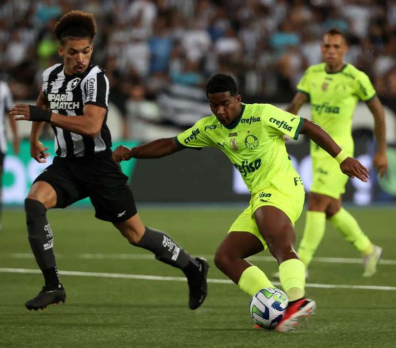 CBF releases VAR audio of Adryelson’s red card in Botafogo x Palmeiras